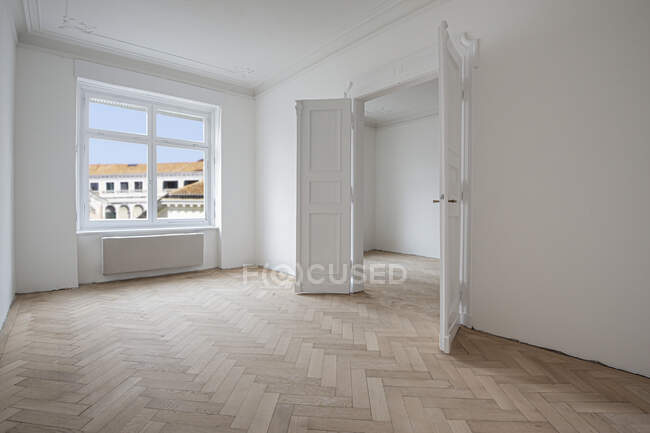 Portes ouvertes à l'intérieur nouvel appartement rénové — Photo de stock