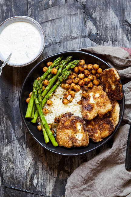 Homemade grilled chicken wings with potatoes and herbs — Stock Photo