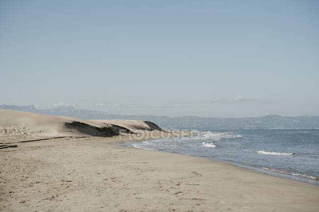 Ciel clair sur la plage de Platja del Fangar en été — Photo de stock