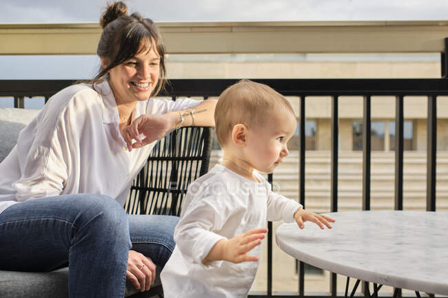 Mutter verbringt Zeit mit Kleinkind auf Balkon — Stockfoto