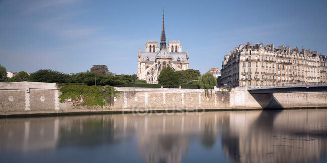 França, Ile-de-France, Paris, Longa exposição do canal do Sena com Notre-Dame de Paris em segundo plano — Fotografia de Stock