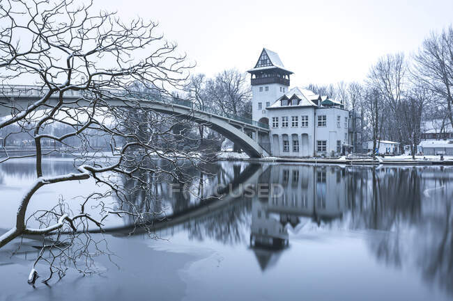 Germany, Berlin, Abteibrucke, River and bridge on winter day - foto de stock