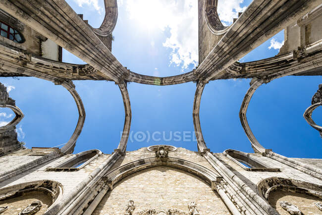 Portugal, Lisboa, Céu visto através das ruínas do Convento do Carmo — Fotografia de Stock