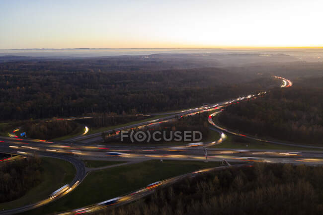 Deutschland, Baden-Württemberg, Stuttgart, Luftaufnahme von Lichtzeichen auf der Bundesautobahn 8 bei Sonnenuntergang — Stockfoto