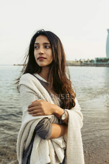 Contemplazione donna con le braccia incrociate guardando la spiaggia — Foto stock