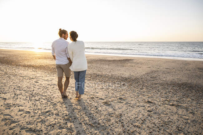 Young couple spending leisure time at beach during vacation — Stock Photo