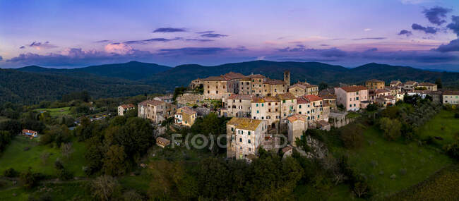 Italia, Toscana, provincia Grosseto, Torniella, Piloni, Veduta aerea del paese di montagna — Foto stock