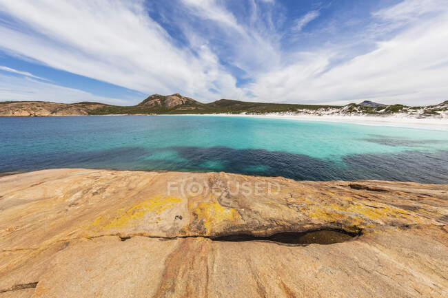 Formaciones rocosas y costa con bahía turquesa, Cape Le Grand National Park, Australia - foto de stock