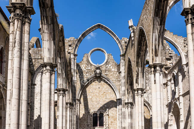 Португалия, Лисбон, руины монастыря Кармо — стоковое фото