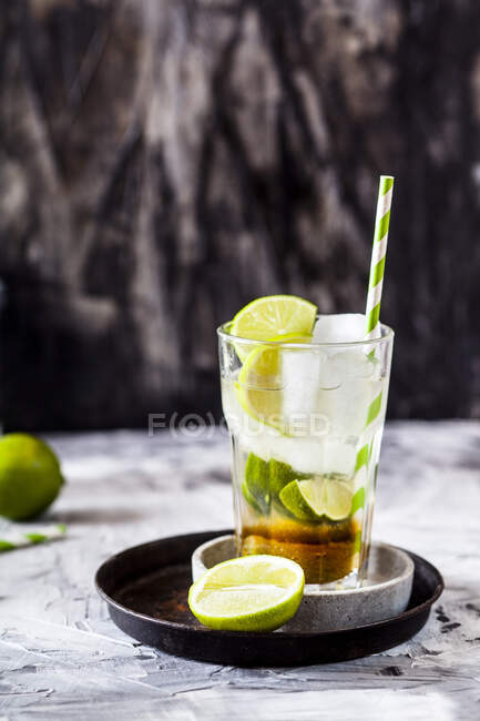 Склянка з лимоном і м'ятою. вибірковий фокус — стокове фото