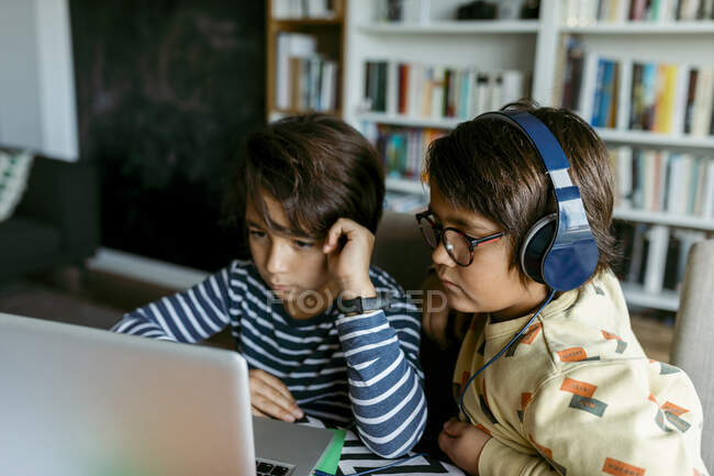 Meninos que frequentam aula de homeschooling através de laptop — Fotografia de Stock