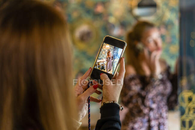 Mãos de mulher tirando foto de telefone inteligente — Fotografia de Stock