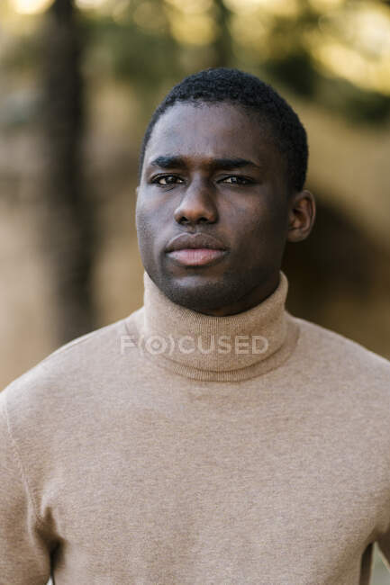 Молодой человек, стоящий в общественном парке — стоковое фото