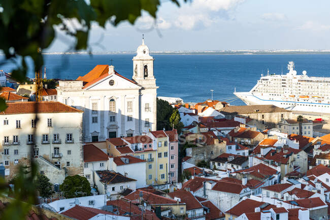 Portogallo, Lisbona, edifici Alfama e fiume Tago visti da Miradouro de Santa Luzia — Foto stock