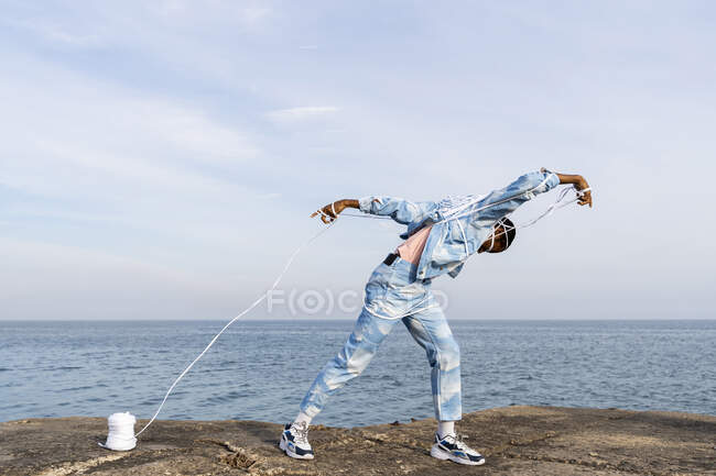 Uomo intrappolato in una corda che lotta per liberarsi dal mare — Foto stock