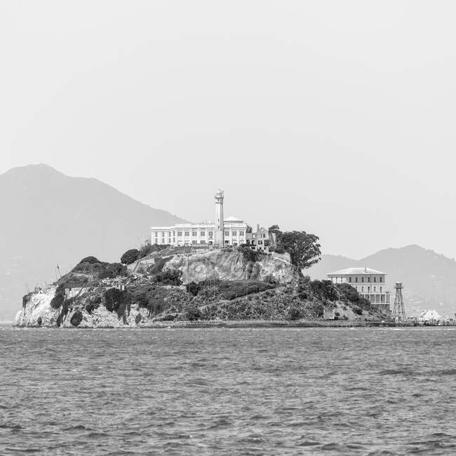 Hafenpromenade mit der Insel Alcatraz im Hintergrund gegen den Himmel bei San Francisco, Kalifornien, USA — Stockfoto