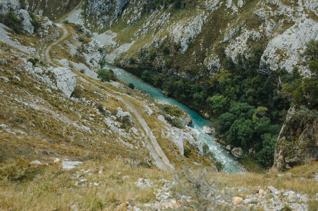 Заботливая тропа по течению реки в Национальном парке Пикос-де-Европа, Астурия, Испания — стоковое фото