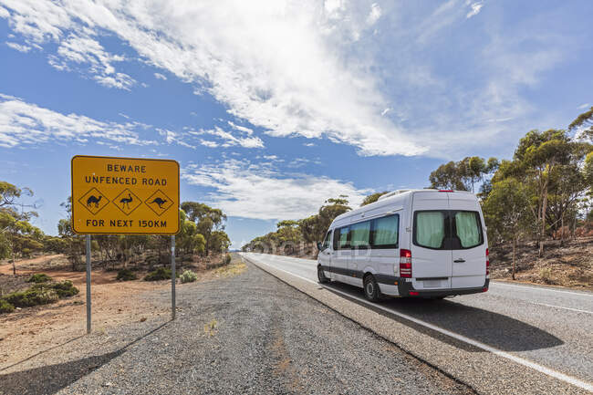 Australia, South Australia, Nullarbor Plain, Warning sign by Eyre Highway — Stock Photo