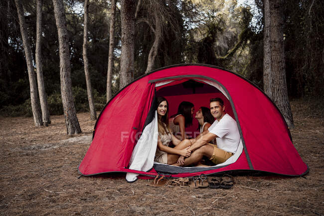 Bonne famille en tente pendant les vacances — Photo de stock
