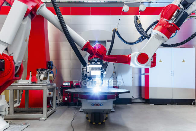 Automatische Roboter schweißen Metall in Fabrik — Stockfoto