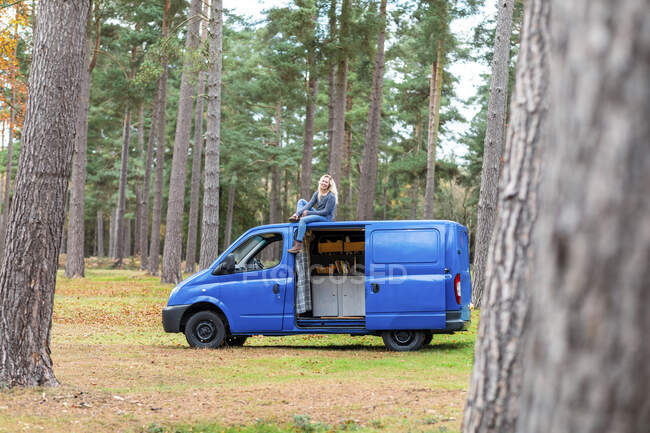 Mitte erwachsene Frau sitzt auf Wohnmobil bei Cannock Chase — Stockfoto