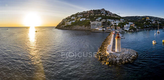 Espanha, Ilhas Baleares, Andratx, Helicóptero vista da cidade costeira e Porto D Farol Andratx ao pôr do sol — Fotografia de Stock