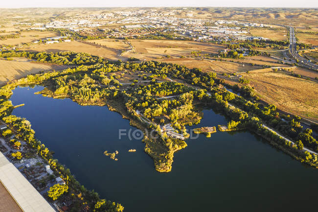 Paisaje con lago, vista aérea - foto de stock