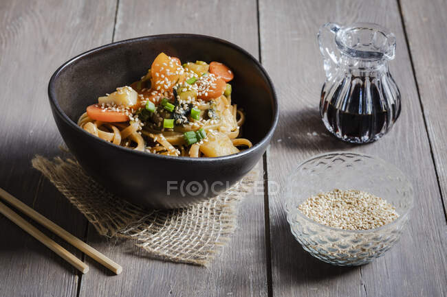 Чаша веганской пасты с овощами и кунжутом — стоковое фото