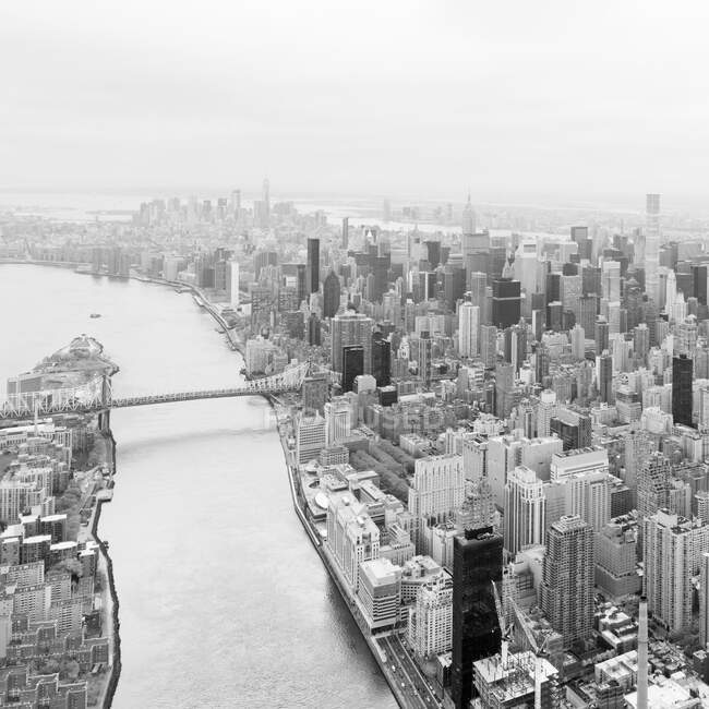 États-Unis, New York, New York, Ed Koch Queensboro Bridge et Midtown, vue en angle élevé, bw — Photo de stock