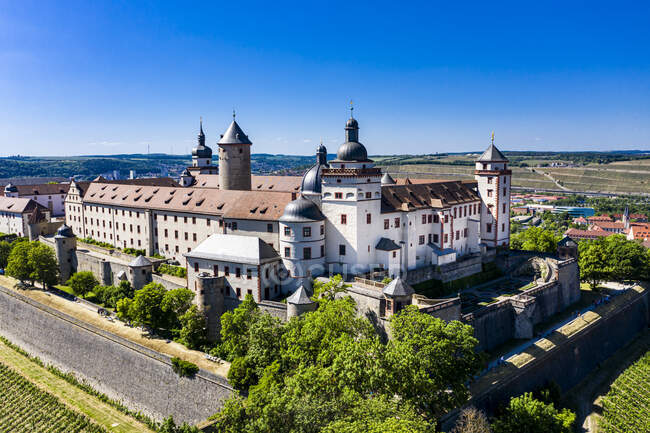 Allemagne, Bavière, Basse-Franconie, Wurzburg, Forteresse de Marienberg, Vue aérienne de la ville avec château — Photo de stock