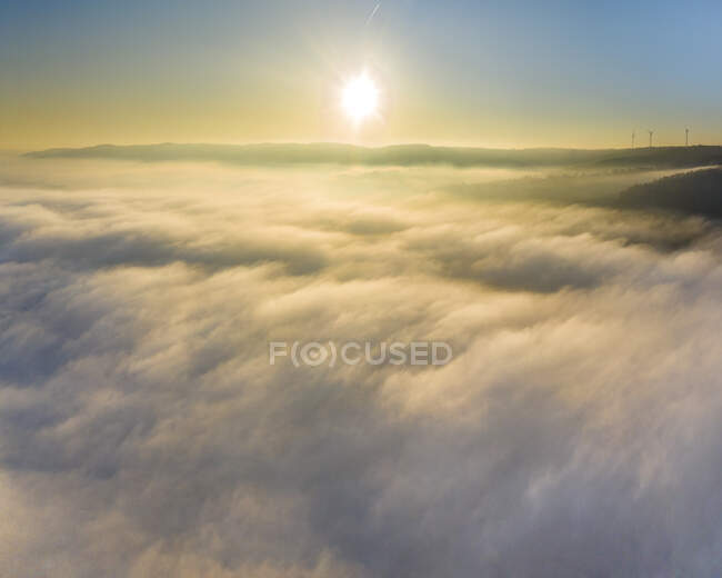 Germania, Baden-Wurttemberg, Drone vista sulla valle di Remstal avvolta nella fitta nebbia all'alba — Foto stock