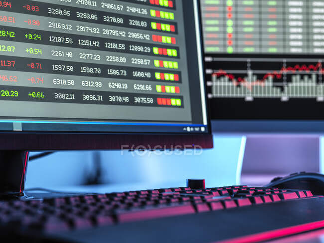 Computer monitor displaying stock market data - foto de stock