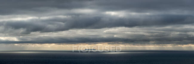 Regno Unito, Galles, Pembrokeshire, Nuvole sopra Lundy Island — Foto stock