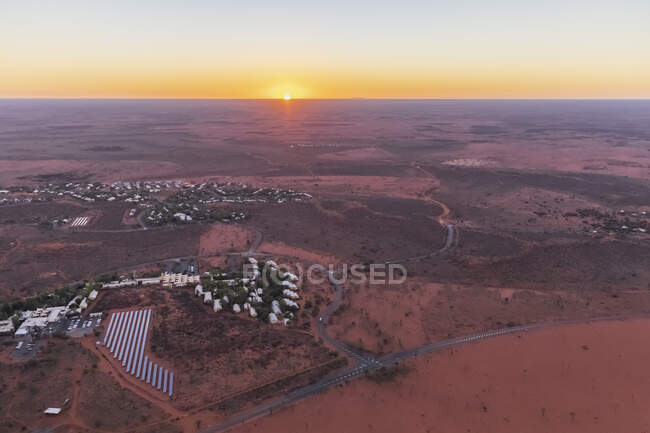 Australie, Territoire du Nord, Yulara, Vue aérienne de la ville désertique dans le parc national Uluru-Kata Tjuta au lever du soleil — Photo de stock
