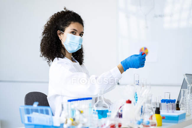 Жіночий науковець експериментує в хімічній лабораторії. — стокове фото