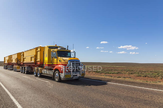 Australia, Australia Meridionale, Treno stradale sulla Stuart Highway — Foto stock