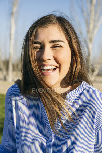 Mitte erwachsene Frau lacht bei sonnigem Tag im Park — Stockfoto