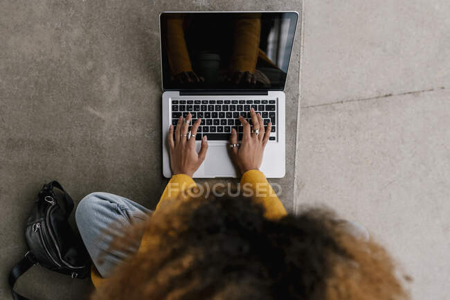 Afro woman using laptop in sitting area — Stock Photo