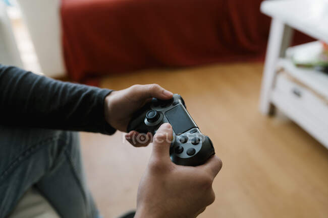 Uomo con controller di gioco che gioca al videogioco a casa — Foto stock