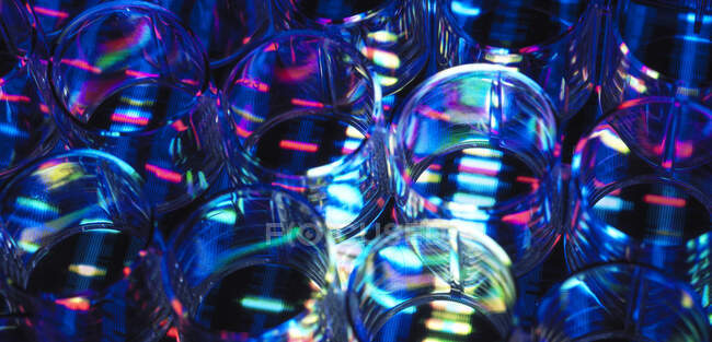 Подсветка разноцветной микропластины в лаборатории — стоковое фото