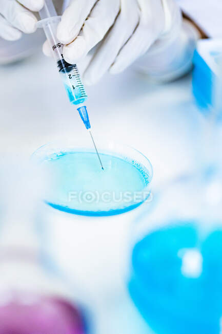 Forscher injizierte Flüssigkeit in Petrischale im Labor — Stockfoto