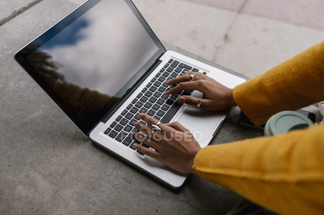 Mujer usando el ordenador portátil en la sala de estar - foto de stock