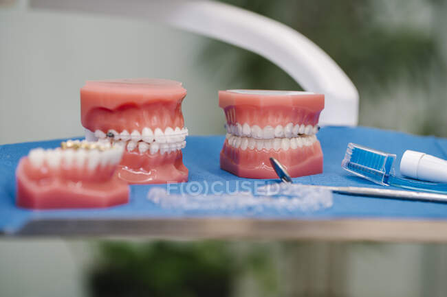 Зубные протезы с оборудованием в клинике — стоковое фото