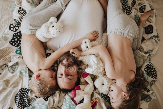 Pai dormindo com filha e filho na cama em casa — Fotografia de Stock