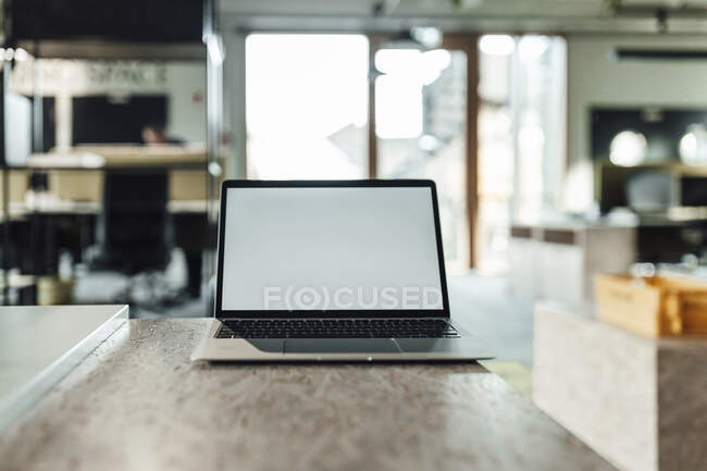 Laptop sulla scrivania in ufficio — Foto stock