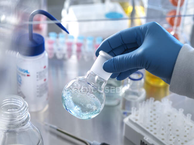 Frasco de retenção para cientistas contendo fórmula química sob a capa das emanações em laboratório — Fotografia de Stock