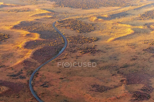 Australie, Territoire du Nord, Vue aérienne de la route sinueuse dans le parc national Uluru-Kata Tjuta — Photo de stock
