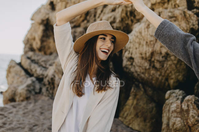 Donna sorridente godendo spiaggia — Foto stock