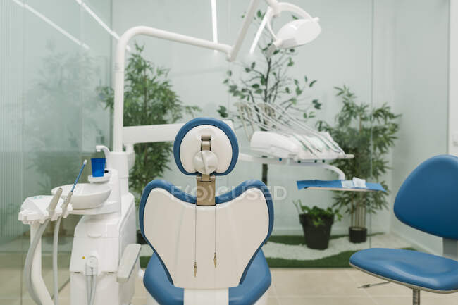Стоматологическое кресло с оборудованием в клинике — стоковое фото