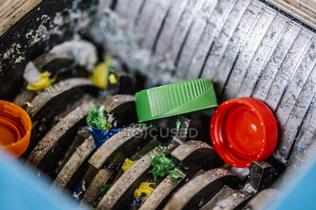 Tampas de garrafa de plástico sendo reciclado em máquinas — Fotografia de Stock